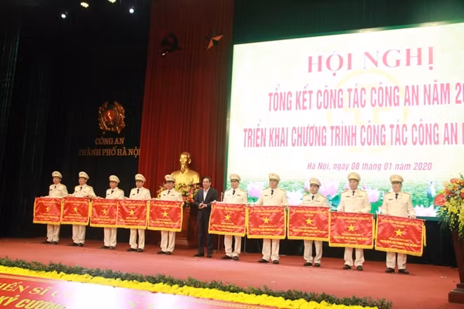 Đồng chí Lê Hồng Sơn trao Cờ thi đua của UBND TP Hà Nội cho các đơn vị có thành tích xuất sắc.