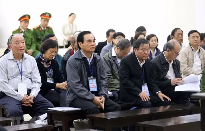 Các bị cáo tại phiên toà.