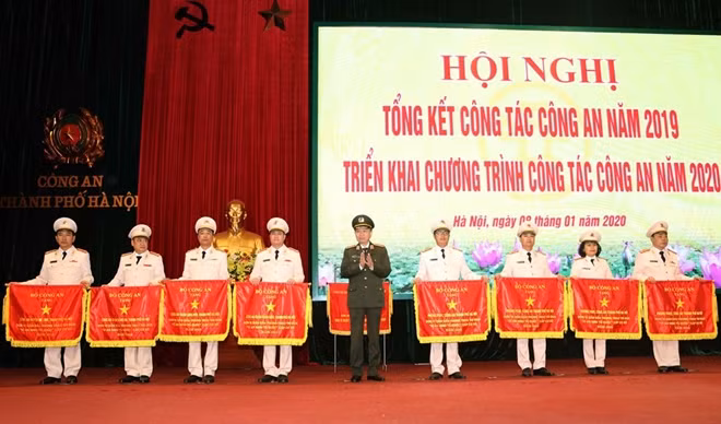 Bộ trưởng Tô Lâm tặng Cờ thi đua của Bộ Công an cho các đơn vị có thành tích xuất sắc.
