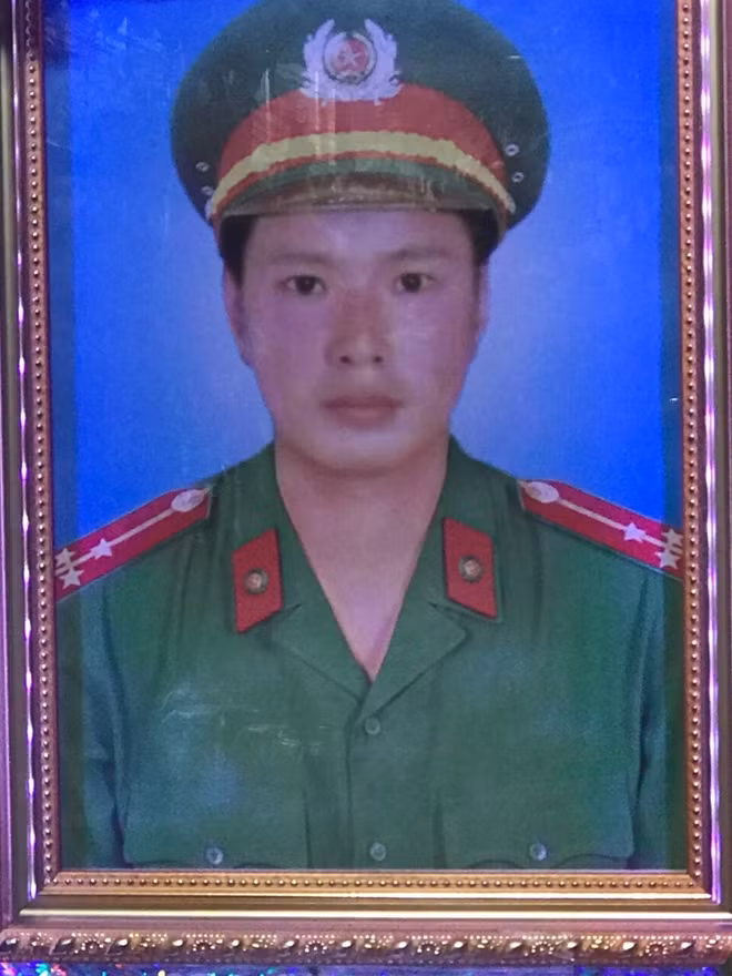 Di ảnh Thượng úy Phạm Phi Long.