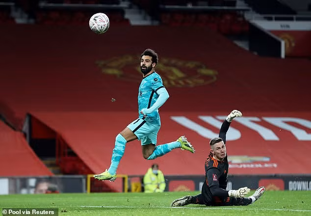 Liverpool đã có được bàn mở tỉ số ở phút 18. Firmino tung ra đường chọc khe tinh tế cho Salah thoát xuống lốp bóng qua đầu Henderson ghi bàn thắng đầu tiên của trận đấu.