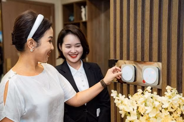 Hệ thống công tắc chạm được thiết kế bởi Pininfarina – đơn vị thiết kế từ Ý, chủ nhân của nhiều mẫu xe Ferrari huyền thoại, tạo nên những điểm nhấn tinh tế, sang trọng cho căn hộ (Ảnh: Ca sĩ Mỹ Linh trải nghiệm căn hộ mẫu Ruby trong Sự kiện khai trương Văn phòng bán hàng & Nhà mẫu Gallery by the Sea). Hệ thống công tắc chạm được thiết kế bởi Pininfarina – đơn vị thiết kế từ Ý, chủ nhân của nhiều mẫu xe Ferrari huyền thoại, tạo nên những điểm nhấn tinh tế, sang trọng cho căn hộ (Ảnh: Ca sĩ Mỹ Linh trải nghiệm căn hộ mẫu Ruby trong Sự kiện khai trương Văn phòng bán hàng & Nhà mẫu Gallery by the Sea).