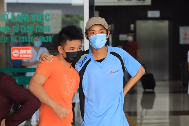 Hai công dân hoàn thành thời gian cách ly chụp ảnh chung trước khi chia tay nhau..