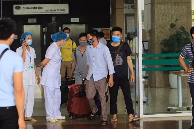 Theo Bác sĩ Vũ Minh Điền, Trưởng phòng Quản lý chất lượng (Bệnh viện Bệnh nhiệt đới Trung ương) cho biết thì trong số các công dân trở về từ Guinea Xích đạo mà bệnh viên tiếp nhận có 22 ca dương tính với virus SARS-CoV-2.