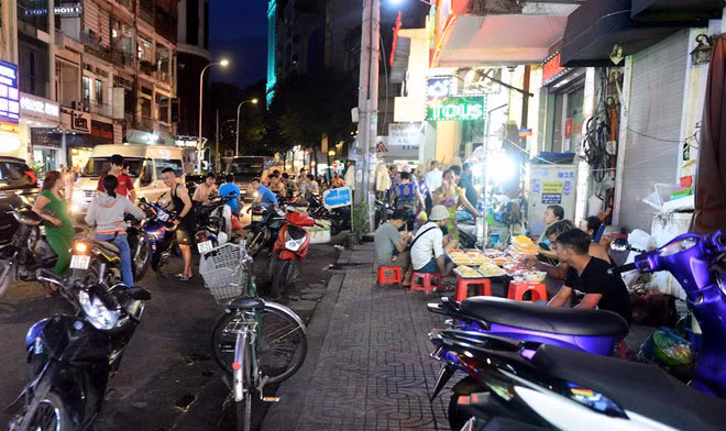 Nhiều vỉa hè ở quận 1 đang bị chiếm dụng, đẩy người đi bộ xuống lòng đường. Ảnh: Lê Quân. Nhiều vỉa hè ở quận 1 đang bị chiếm dụng, đẩy người đi bộ xuống lòng đường. Ảnh: Lê Quân.