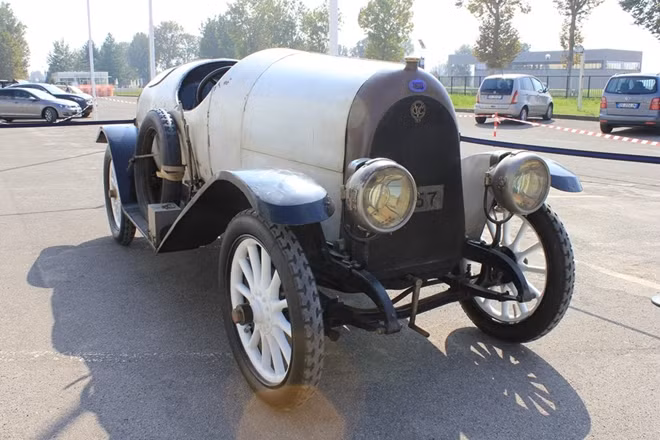 Công ty Chiribiri có trụ sở tại Turin, vốn chuyên chế tạo máy bay nhưng trong thời gian từ năm 1914 đến năm 1921, hãng này lại cho ra đời nhiều mẫu xe danh tiếng.