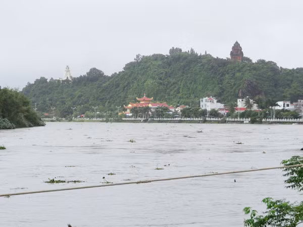 Mực nước trên sông Đà Rằng, sông Chùa qua TP Tuy Hòa dâng cao, chảy xiết. Mực nước trên sông Đà Rằng, sông Chùa qua TP Tuy Hòa dâng cao, chảy xiết.