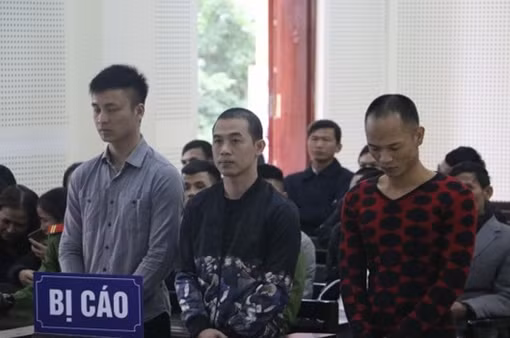 Nhóm côn đồ đổ thuốc chuột, ném chất bẩn vào nhà nạn nhân để đòi nợ