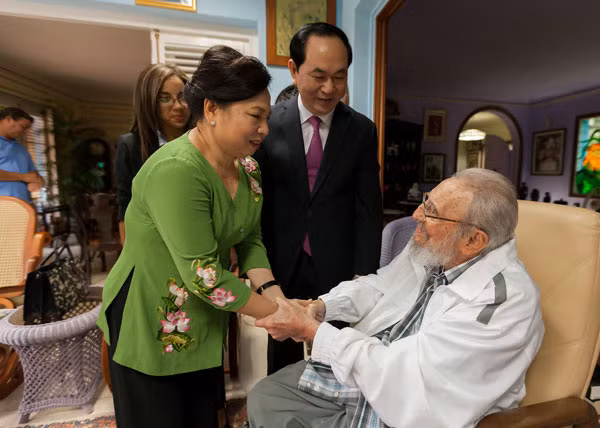 Chủ tịch nước Trần Đại Quang cùng phu nhân trong buổi gặp gỡ lãnh tụ cách mạng Cuba Fidel Castro (ảnh chụp ngày 16-11-2016).