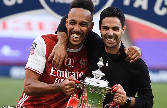 Không biết có quá vui sướng hay không mà trong lúc nâng cúp Aubameyang thậm chí còn để đáy Cup rơi ra nhưng bất chấp tất cả hôm nay vẫn là một trong những thời điểm huy hoàng nhất trong sự nghiệp của cầu thủ người Gabon.