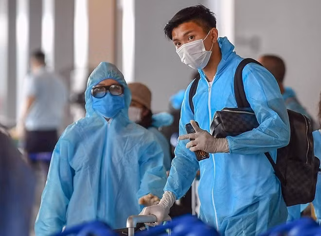 Văn Hậu về nước và sẽ phải thực hiện 14 ngày cách ly theo quy định. Ảnh: HNFC