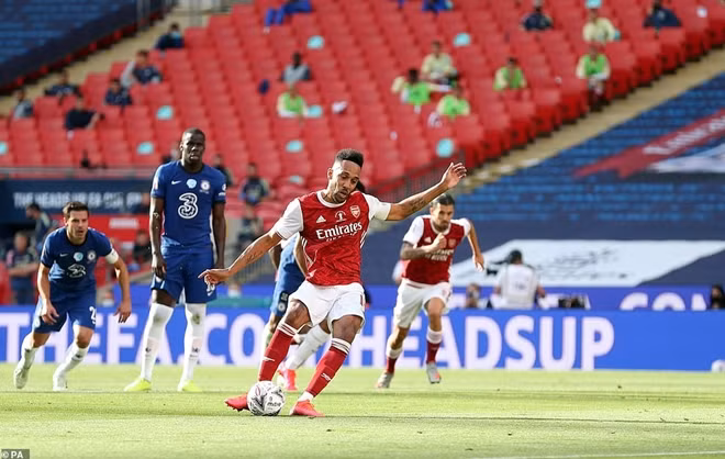Khi hiệp 1 trôi qua gần 2/3 thời gian, Đội trưởng Pierre-Emerich Aubameyang mang về quả đá phạt penalty sau tình huống bị trung vệ Cesar Azpilicueta phạm lỗi trong vòng cấm.