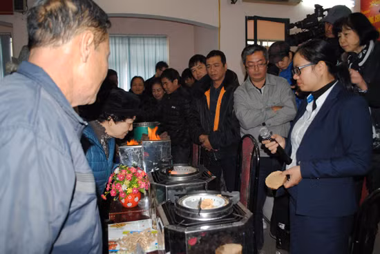 Mô hình thí điểm sử dụng bếp cải tiến thay thế bếp than tổ ong thu hút sự tham gia, ủng hộ của nhiều người dân.