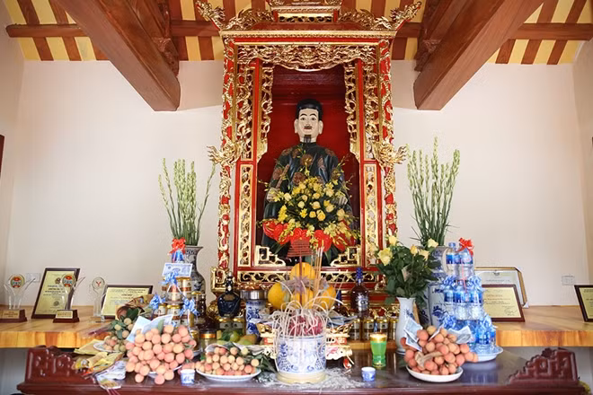Cụ Hoàng Văn Cơm được thờ tại nhà thờ tổ. Khu nhà của cụ Thơm hiện do người cháu bốn đời của cụ là ông Hoàng Văn Thu trông giữ.