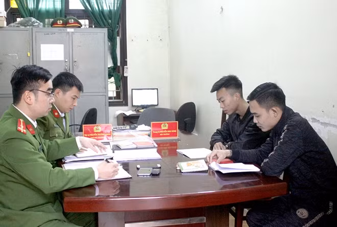 Hai đối tượng cho vay nặng lãi tại cơ quan Công an.