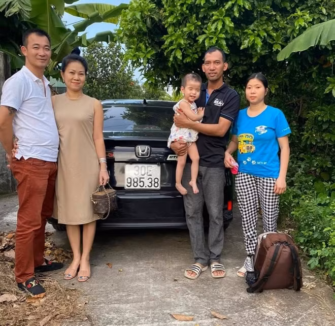Vợ chồng trưởng nhóm Nguyễn Bình Minh trong một chuyến chở bệnh nhân nghèo từ Hà Nội về nhà.
