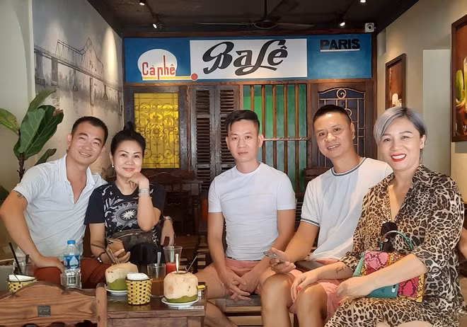 Anh Nguyễn Bình Minh cùng một số thành viên nhóm “Những chuyến xe yêu thương”.