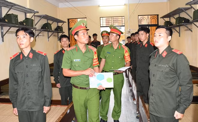 Cán bộ quản lý kiểm tra nơi nghỉ của tân binh. Ảnh: Hồ Giang.