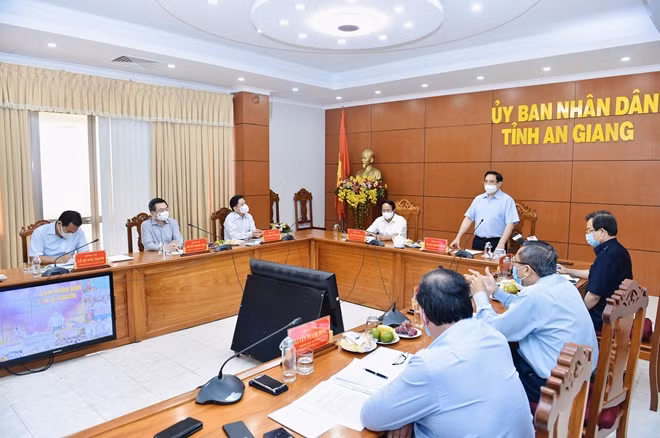 Từ điểm cầu UBND tỉnh An Giang, Thủ tướng Phạm Minh Chính đã họp trực tuyến với các 5 tỉnh biên giới Tây Nam và điểm cầu Ban Chỉ đạo quốc gia phòng chống dịch bệnh COVID-19 tại Văn phòng Chính phủ. Ảnh: VGP/Nhật Bắc