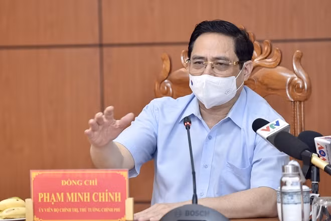 Thủ tướng Phạm Minh Chính: Nguy cơ dịch trên toàn quốc đã hiện hữu, phải triển khai các biện pháp cứng rắn hơn, mạnh mẽ hơn, tích cực hơn, bám sát tình hình thực tế hơn, để ngăn chặn dịch bệnh. Ảnh: VGP/Nhật Bắc.