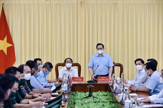 Thủ tướng Phạm Minh Chính, Phó Thủ tướng Lê Văn Thành làm việc tại Bộ Chỉ huy Bộ đội Biên phòng tỉnh An Giang, chiều 9/5. Ảnh: VGP/Nhật Bắc.