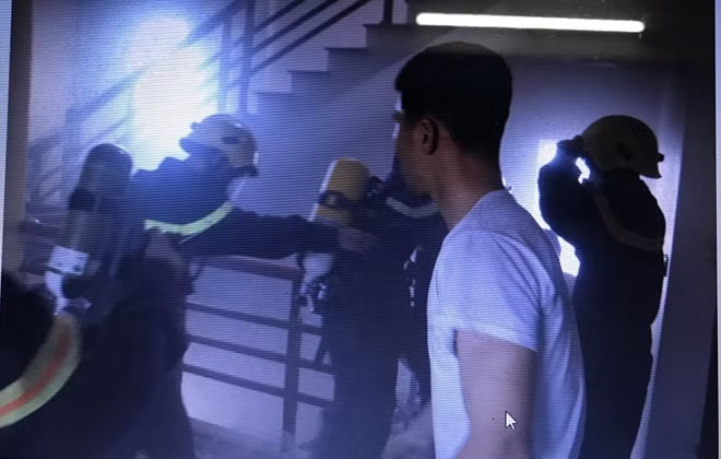 ... và tiến hành giải cứu những nạn nhân bị mắc kẹt bên trong.