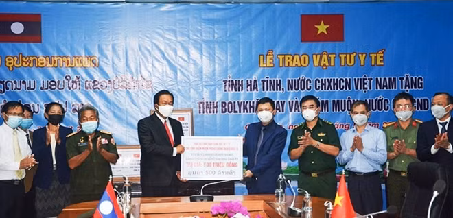 Lãnh đạo tỉnh Hà Tĩnh trao trang thiết bị phòng, chống dịch COVID-19 cho các tỉnh của nước bạn Lào.