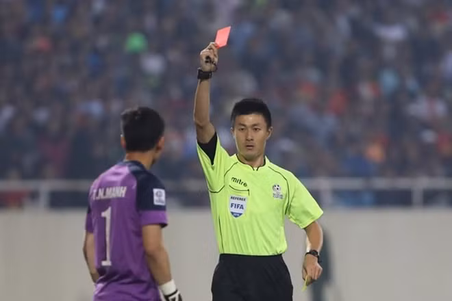 Thủ môn Nguyên Mạnh từng nhận tấm thẻ đỏ đáng quên ở AFF Cup 2016. Ảnh: MT.