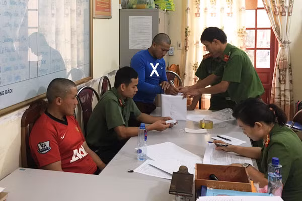 Đối tượng Mùa A Hà (X) vận chuyển hồng phiến đang ký vào gói tang vật đã được niêm phong.