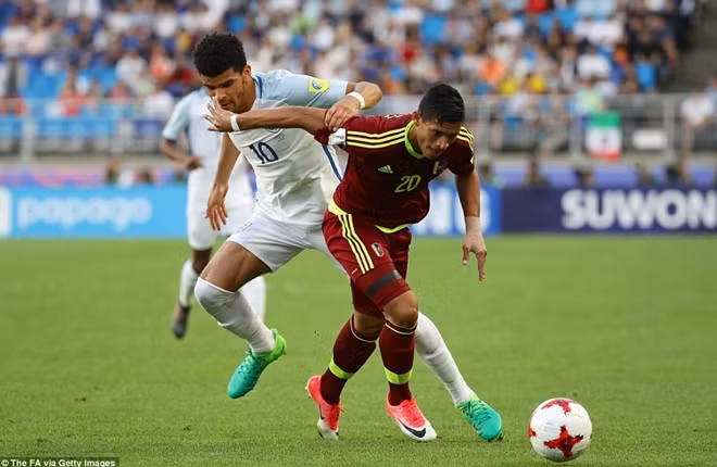 Solanke (áo trắng) góp phần quan trọng trong chức vô địch của U20 Anh. Ảnh: Getty Image.