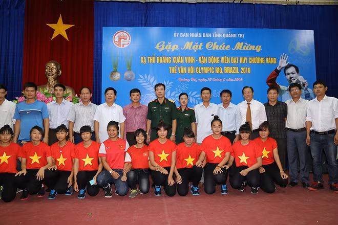 Đi cùng Hoàng Xuân Vinh chuyến này là vợ của anh, Phan Hương Giang. Cả hai tham dự buổi gặp mặt do UBND tỉnh Quảng Trị tổ chức, thắp hương mộ ông bà, viếng đình làng Đình Tổ - quê quán gốc của xạ thủ quân đội, thăm Thành cổ Quảng Trị và một số nơi khác.