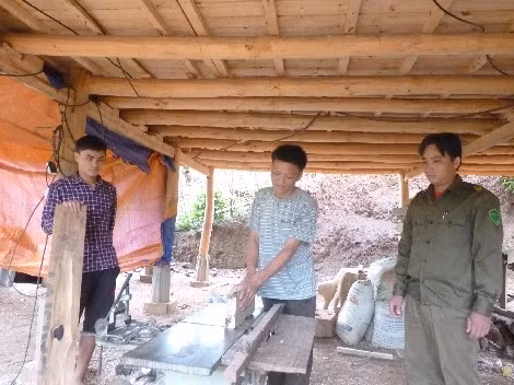 Lò Văn Ơn tại xưởng chế biến gỗ.