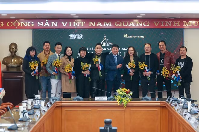 Các nghệ sĩ và ban tổ chức tại lễ trao giải Âm nhạc cống hiến 2021.
