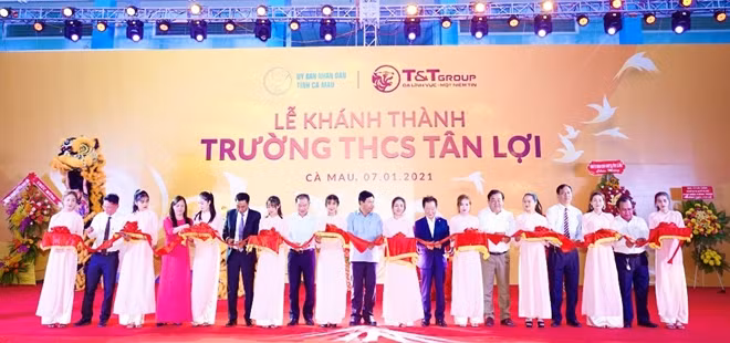 Ông Đỗ Quang Hiển, Chủ tịch HĐQT kiêm TGĐ Tập đoàn T&T Group và các đại biểu cắt băng khánh thành Trường THCS Tân Lợi.