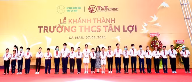 Trao học bổng cho các em học sinh nghèo vượt khó, các em học sinh có thành tích học tập xuất sắc của trường THCS Tân Lợi.