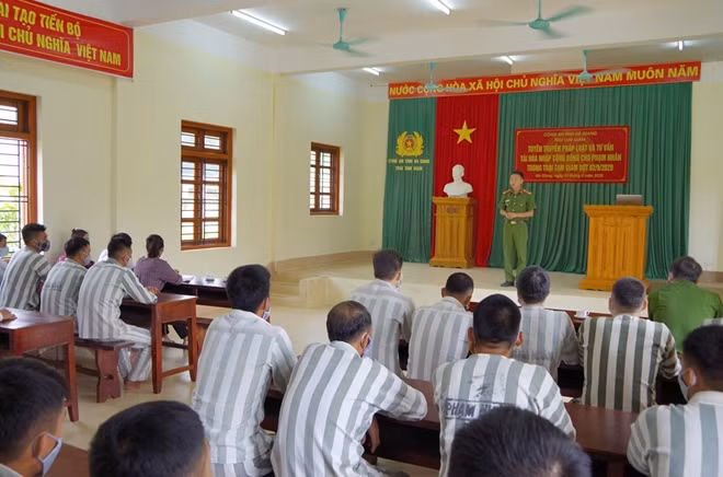 Trại tạm giam Công an tỉnh Hà Giang phối hợp với các cơ đơn vị chức năng tuyên truyền pháp luật cho phạm nhân trước khi họ được tái hòa nhập cộng đồng.