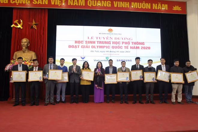 Thứ trưởng Bộ GD&ĐT Ngô Thị Minh tặng Bằng khen cho các giáo viên có thành tích bồi dưỡng đội tuyển quốc gia dự thi Olympic quốc tế.