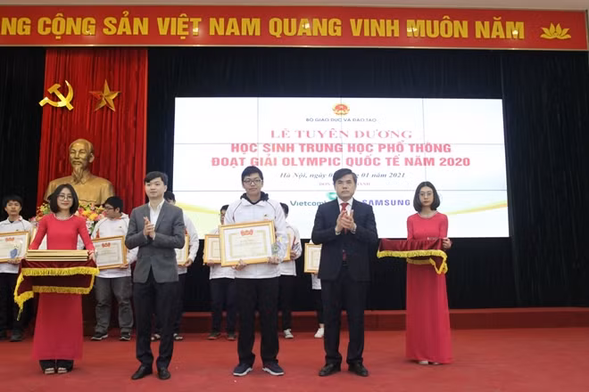 Đại diện Bộ GD&ĐT trao tặng Bằng khen của Trung ương Đoàn cho các học sinh có thành tích xuất sắc.