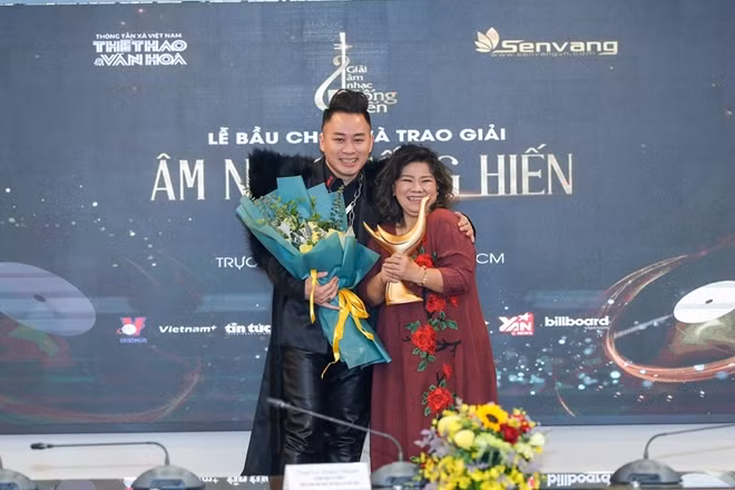NSND Thanh Hoa trao giải ca sĩ của năm cho Tùng Dương.