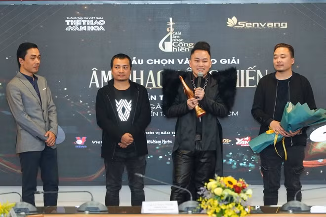 Tùng Dương và ê kip lên nhận giải Album của năm.
