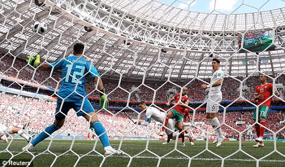 Ronaldo đánh đầu ghi bàn. Ảnh: Reuters.