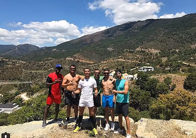Bận đi du lịch, CR7 đã không tham dự trận giao hữu với đội tuyển Bỉ.
