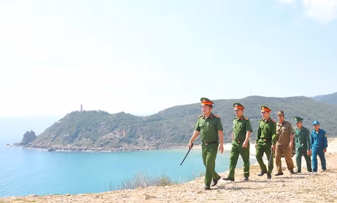 Công an thị xã Đông Hòa phối hợp cùng Đồn Biên phòng Hòa Hiệp Nam tuần tra bảo đảm an ninh, trật tự tại danh thắng quốc gia Mũi Điện.