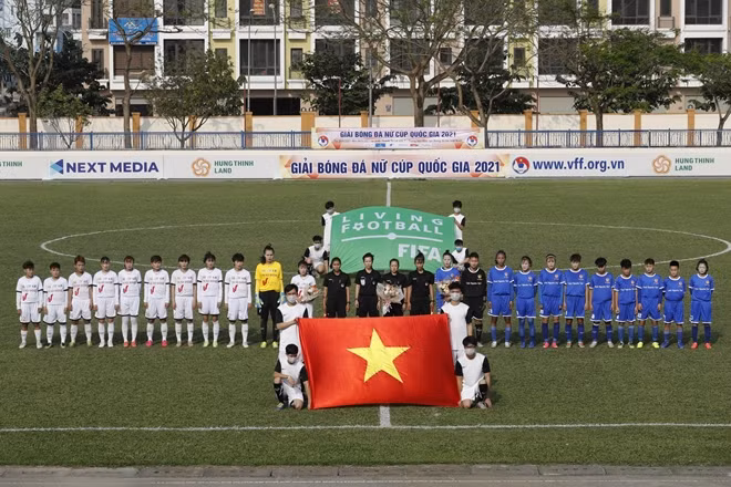 Trận đấu khai màn giải khai màn bảng A giải bóng đá Nữ Cúp Quốc gia 2021 giữa Hà Nội I Watabe (áo trắng) và Thái Nguyên T&T(áo xanh).