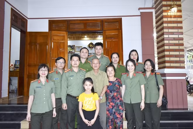 Đoàn công tác cùng thân nhân liệt sĩ Bùi Công Nguyên.