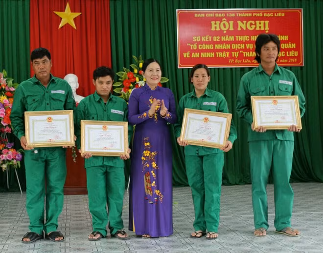 Lãnh đạo UBND TP Bạc Liêu khen thưởng các cá nhân có thành tích xuất sắc trong thực hiện mô hình “Tổ công nhân dịch vụ đô thị tự quản về ANTT”.