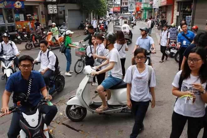 Hà Nội là địa phương có số thí sinh dự thi THPT quốc gia đông nhất trên toàn quốc với 79.000 thí sinh. Trong đó có 68.000 thí sinh là học sinh lớp 12 THPT năm nay, số còn lại là học sinh hệ giáo dục thường xuyên và thí sinh tự do.