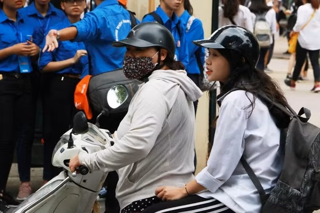 Chiều 24-6, thí sinh đến phòng thi nghe phổ biến quy chế, lịch thi và điều chỉnh sai sót