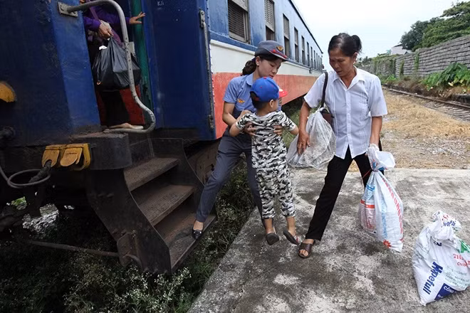 Do chỉ có một toa chở hành khách nên cũng chỉ có duy nhất 1 người soát vé cũng như đưa đón khách là chị Hoàng Thị Phương Thanh.