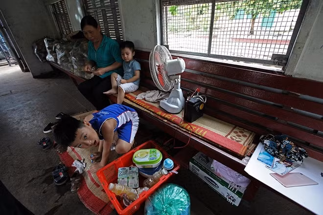 Bà Nguyễn Thị Nhung đã vài chục năm nay theo tàu buôn bán hoa quả phải đưa 2 cháu nội, ngoại theo do nhà không có ai trông nom trong thời gian các cháu nghỉ hè. Bà Nhung cũng như những người buôn chuyến theo đoàn tàu rất mong muốn duy trì tàu mỗi ngày 1 chuyến như trước kia vì theo bà đi tàu an toàn hơn, giá cước rẻ hơn và đỡ say hơn đi ô tô.